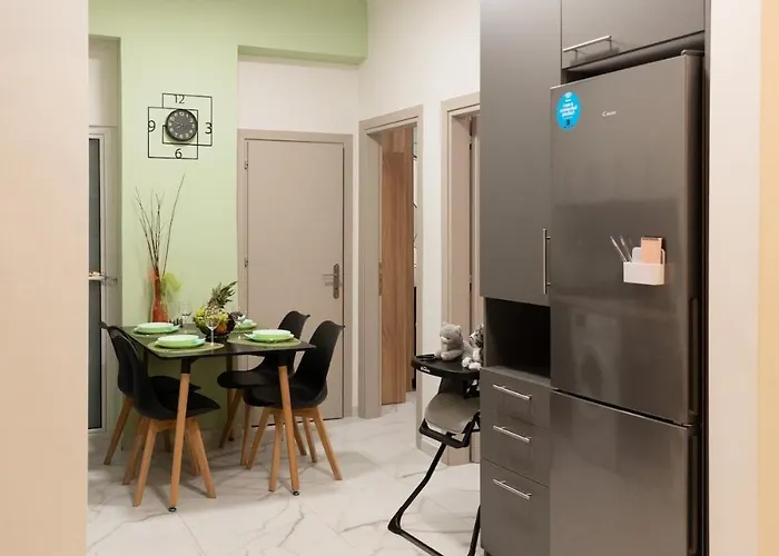Balcony Breeze 3bd Apartment *